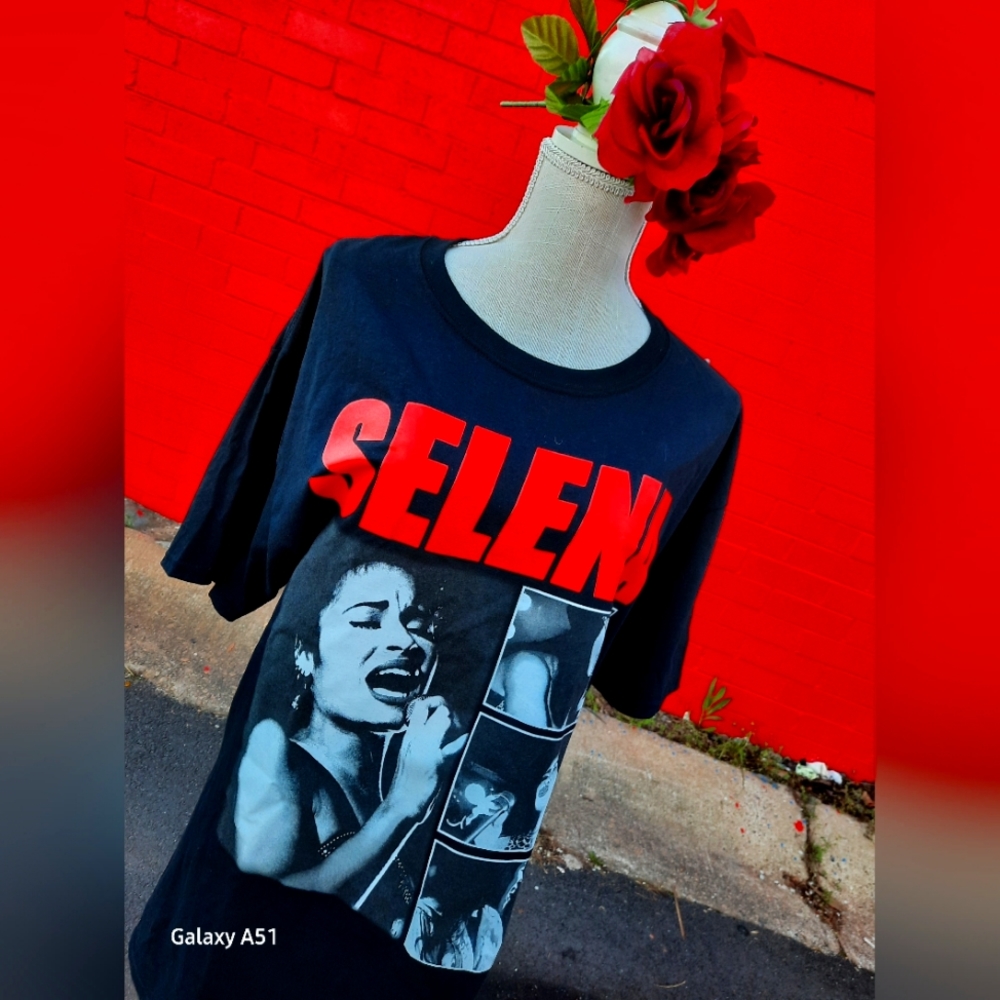 🩷SELENA❤️- Mexico "Tejano" style singer- t-shirt.